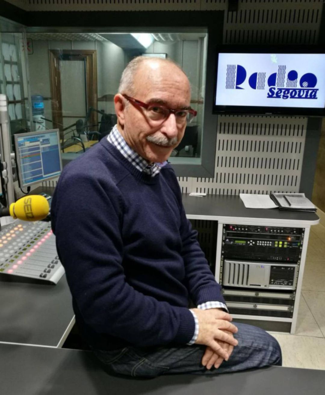 Alfredo Matesanz en los estudios de Radio Segovia Alfredo Matesanz en los estudios de Radio Segovia