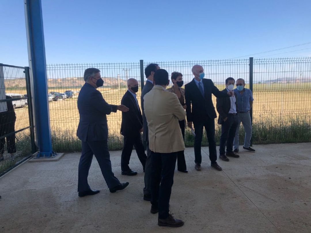 La Presidenta María Chivite y Joaquín Puig (INTIA) durante la visita al Canal de Navarra en Peralta. La Presidenta María Chivite y Joaquín Puig (INTIA) durante la visita al Canal de Navarra en Peralta.
