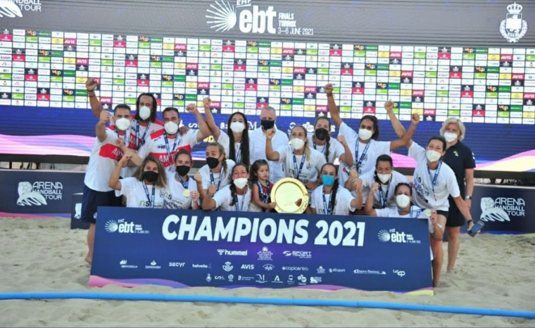 Las campeonas posan con su trofeo. Las campeonas posan con su trofeo.