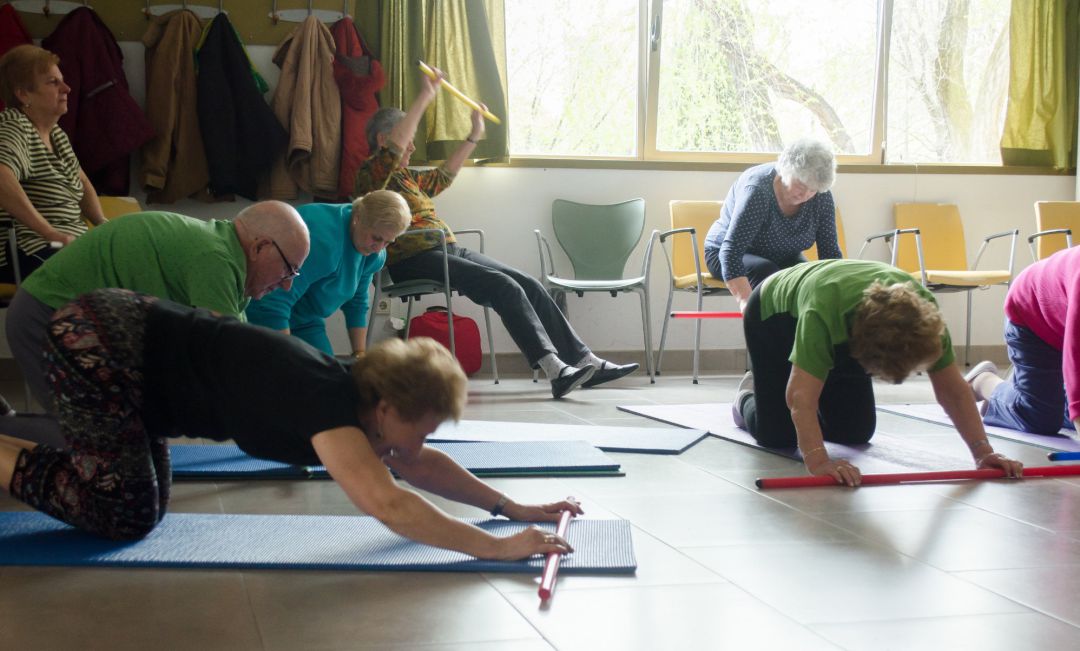 Personas mayores haciendo ejercicio. No hay edad para mantener en forma cuerpo y cerebro Personas mayores haciendo ejercicio. No hay edad para mantener en forma cuerpo y cerebro