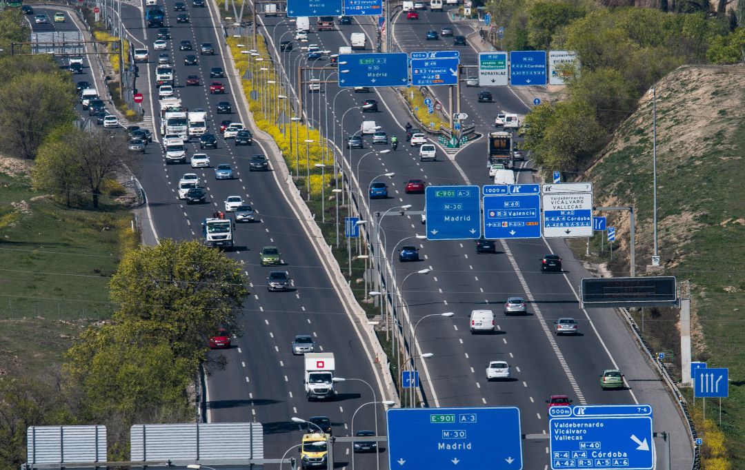 Varios vehículos circulan por una carretera. Varios vehículos circulan por una carretera.