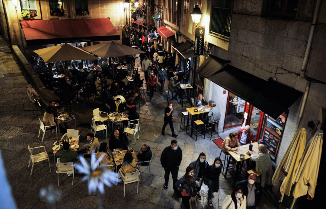 Varias personas en terrazas en Ourense Varias personas en terrazas en Ourense