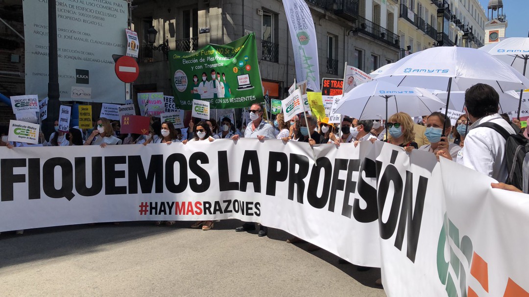 Los médicos internos residentes salen a la calle en protesta por el cambio en la adjudicación de plazas