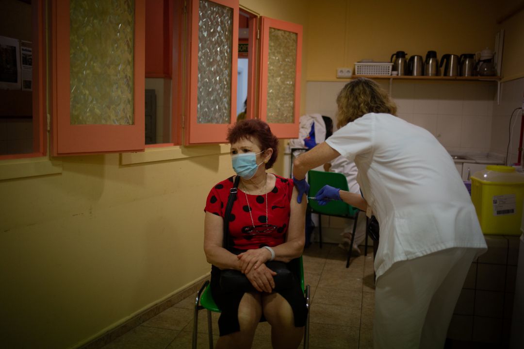Una persona recibe una dosis de la vacuna contra el coronavirus Una persona recibe una dosis de la vacuna contra el coronavirus