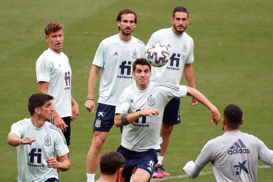 Varios jugadores de la selección española, durante un entrenamiento antes de conocer el positivo de Sergio Busquets. Varios jugadores de la selección española, durante un entrenamiento antes de conocer el positivo de Sergio Busquets.