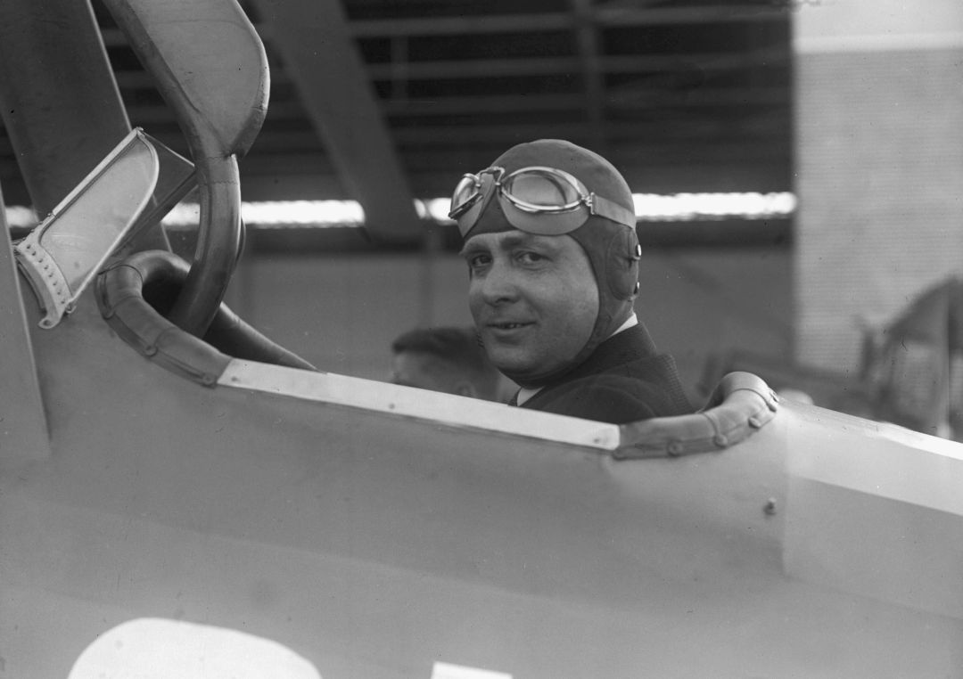 El ingeniero español Juan de La Cierva durante una demostración del autogiro C 30 P en Barajas. El ingeniero español Juan de La Cierva durante una demostración del autogiro C 30 P en Barajas.