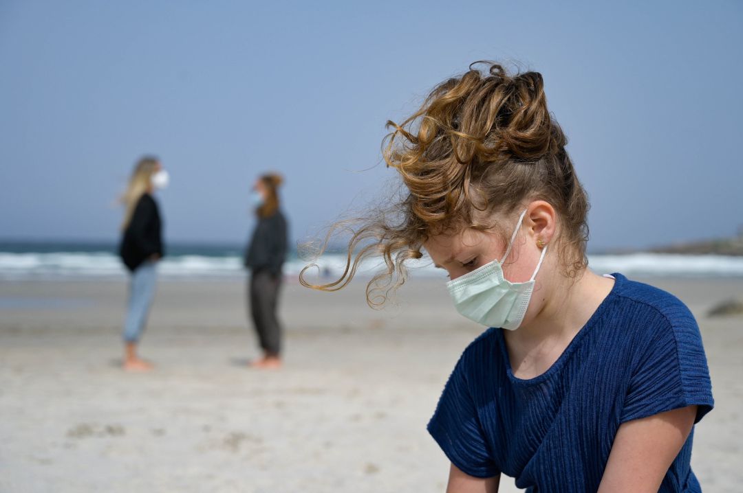 Una menor con mascarilla en la Playa das Salseiras, en A Coruña. Una menor con mascarilla en la Playa das Salseiras, en A Coruña.