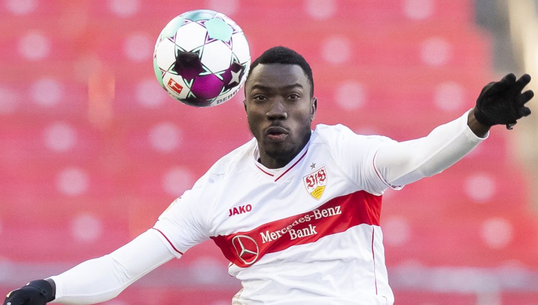 El delantero controla un balón durante un partido con el Stuttgart El delantero controla un balón durante un partido con el Stuttgart