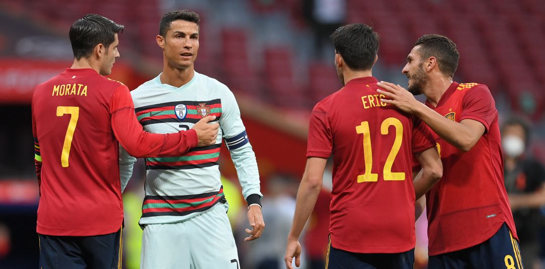 Morata, Eric García y Koke conversan con Cristiano Ronaldo en el amistoso del pasado viernes ante Portugal Morata, Eric García y Koke conversan con Cristiano Ronaldo en el amistoso del pasado viernes ante Portugal