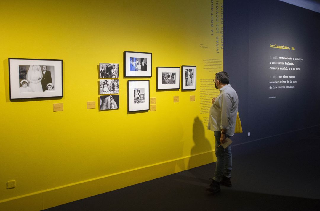 Un hombre observa algunas de las obras que componen la exposición “Berlanguiano, Luis García Berlanga (1921-2021)”, durante el día de su inauguración en la Real Academia de Bellas Artes de San Fernando, a 9 de junio de 2021, en Madrid (España). Impulsada por la Academia de Cine, la muestra presenta al cineasta como uno de los autores más significativos de la cultura española del siglo XX. En la exposición se muestra al creador de historias y personajes inolvidables a través de sus películas; de su presencia en la primera escuela de cine en España, fotografías de sus rodajes; instantáneas del autor; guiones; bocetos; libretos que no se materializaron; e instalaciones audiovisuales, entre otros elementos.
Un hombre observa algunas de las obras que componen la exposición “Berlanguiano, Luis García Berlanga (1921-2021)”, durante el día de su inauguración en la Real Academia de Bellas Artes de San Fernando, a 9 de junio de 2021, en Madrid (España). Impulsada por la Academia de Cine, la muestra presenta al cineasta como uno de los autores más significativos de la cultura española del siglo XX. En la exposición se muestra al creador de historias y personajes inolvidables a través de sus películas; de su presencia en la primera escuela de cine en España, fotografías de sus rodajes; instantáneas del autor; guiones; bocetos; libretos que no se materializaron; e instalaciones audiovisuales, entre otros elementos.