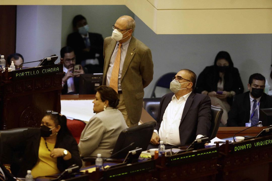 Diputados de la oposición escuchan el dictamen favorable sobre la Ley Bitcoin durante la sesión del martes en la Asamblea Legislativa de El Salvador. Diputados de la oposición escuchan el dictamen favorable sobre la Ley Bitcoin durante la sesión del martes en la Asamblea Legislativa de El Salvador.