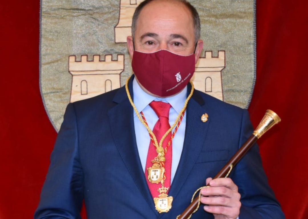 Emilio Sáez posa con el bastón de mando Emilio Sáez posa con el bastón de mando