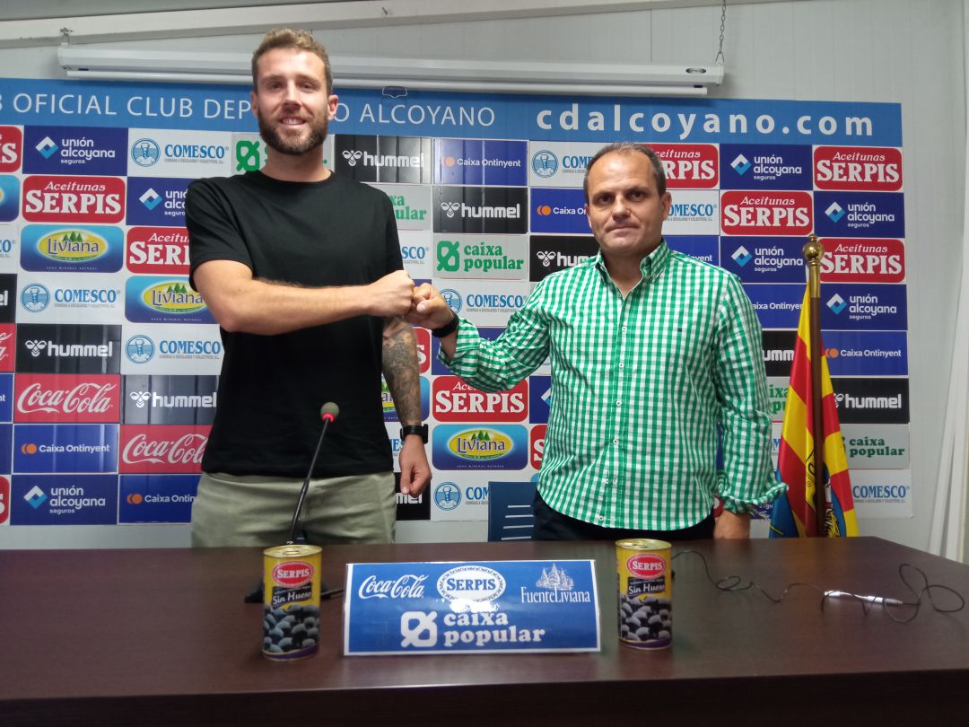 Raúl González con Josele González en la renovación del jugador Raúl González con Josele González en la renovación del jugador