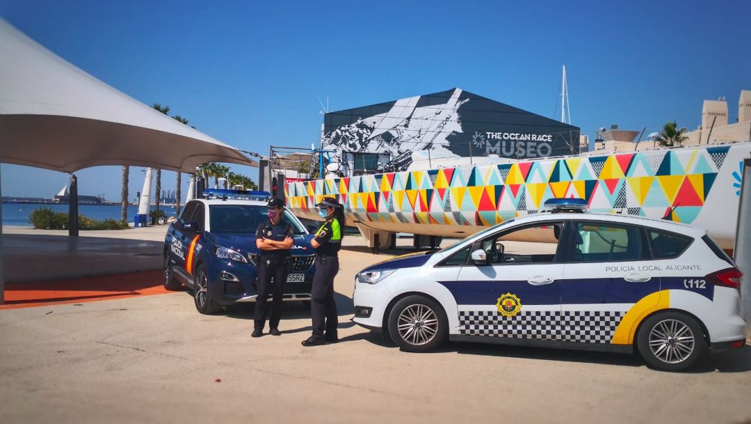 Dispositivo conjunto entre la Policía Nacional y la Policía Local de Alicante en la Zona Volvo del Puerto. Dispositivo conjunto entre la Policía Nacional y la Policía Local de Alicante en la Zona Volvo del Puerto.