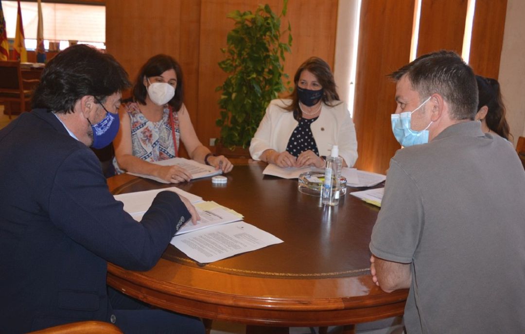 Imagen de la reunión entre el Ayuntamiento y la dirección del IES Virgen del Remedio Imagen de la reunión entre el Ayuntamiento y la dirección del IES Virgen del Remedio