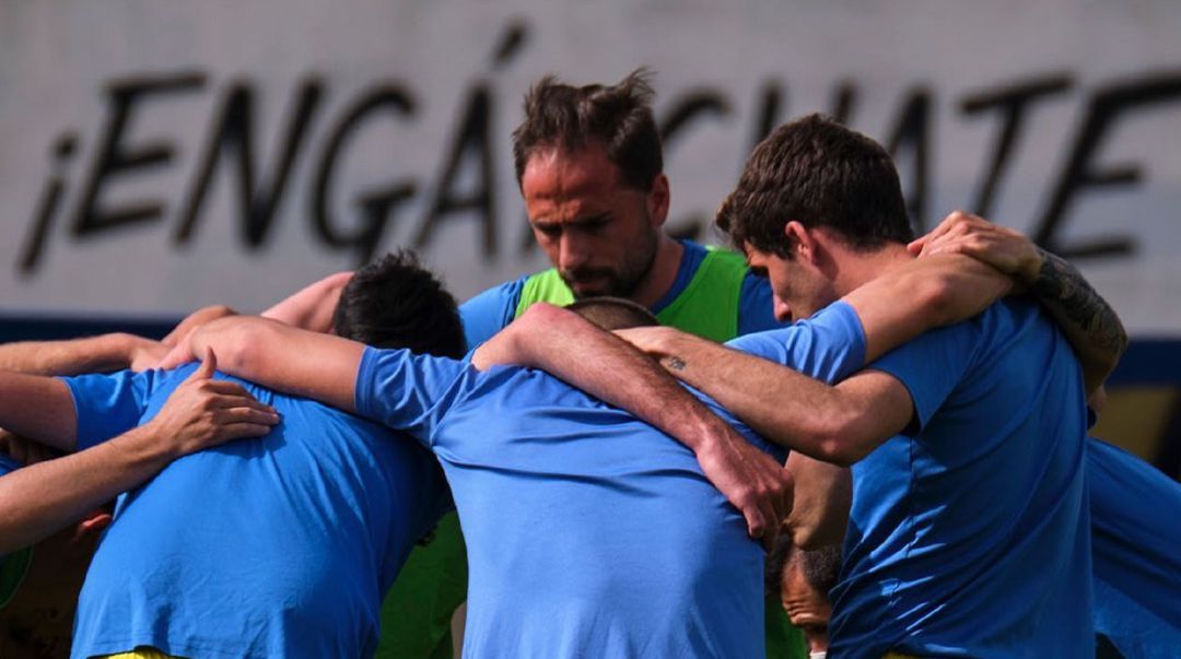 Los jugadores de la Arandina durante uno de los calentamientos previos a un partido de la reciente temporada. Los jugadores de la Arandina durante uno de los calentamientos previos a un partido de la reciente temporada.