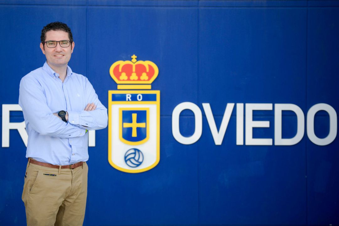 Álex Rodríguez posando junto al escudo del Real Oviedo. Álex Rodríguez posando junto al escudo del Real Oviedo.