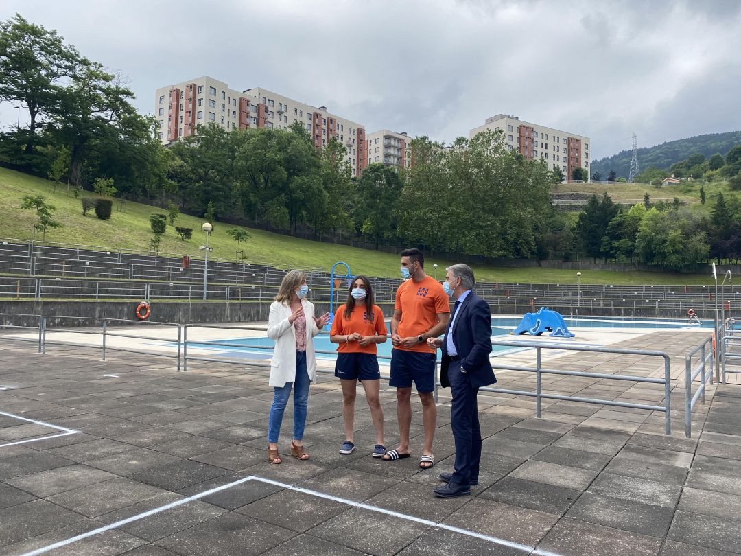 Presentación de la apertura de las piscinas exteriores en Errekalde con la concejala de Juventud y Deporte, Itxaso Erroteta Presentación de la apertura de las piscinas exteriores en Errekalde con la concejala de Juventud y Deporte, Itxaso Erroteta