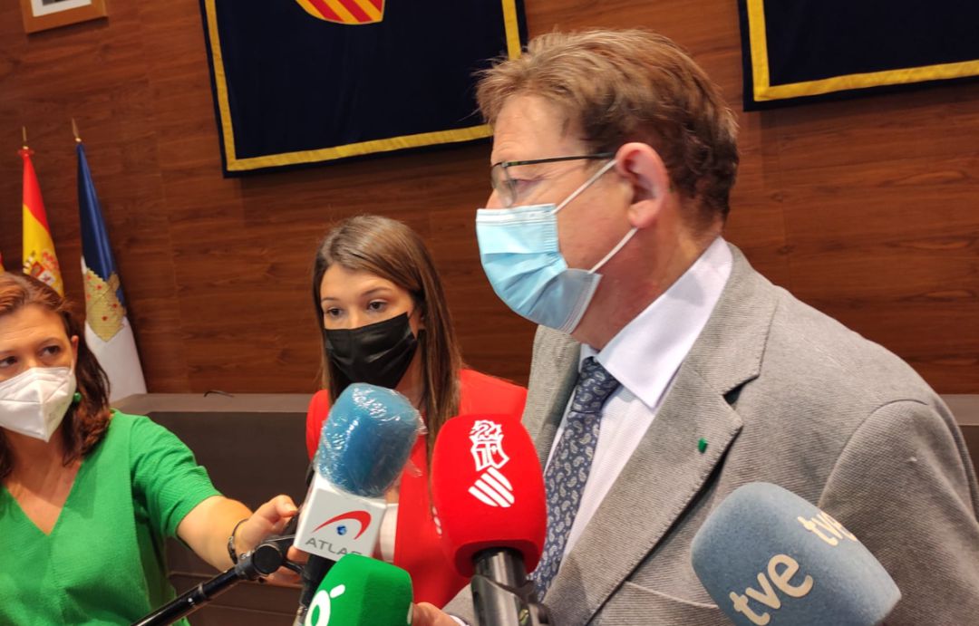 El president de la Generalitat, Ximo Puig, en la atención a los medios de comunicación tras su visita institucional al Ayuntamiento de Oropesa El president de la Generalitat, Ximo Puig, en la atención a los medios de comunicación tras su visita institucional al Ayuntamiento de Oropesa