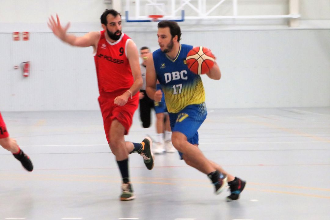 Jugador del Dénia Básquet durante un partido. Jugador del Dénia Básquet durante un partido.