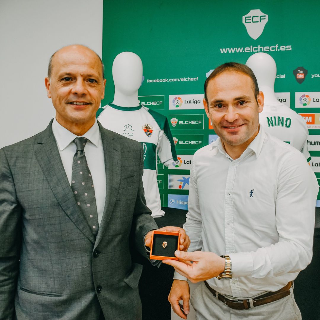 Nino, a la derecha, recibe la insignia de oro y brillantes de manos del presidente Joaquín Buitrago Nino, a la derecha, recibe la insignia de oro y brillantes de manos del presidente Joaquín Buitrago