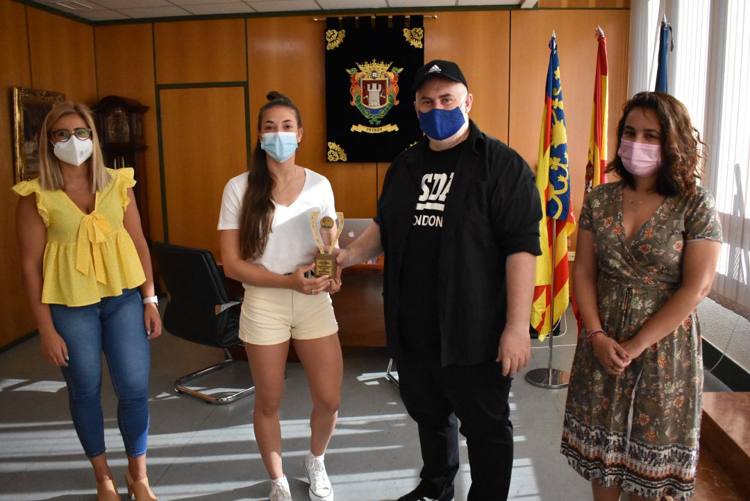 Paula Arcos recibe el trofeo de manos de vicen Muñoz en presencia de la alcaldesa de Petrer, Irene Navarro (I) y la edil de Deportes, Patricia Martínez Paula Arcos recibe el trofeo de manos de vicen Muñoz en presencia de la alcaldesa de Petrer, Irene Navarro (I) y la edil de Deportes, Patricia Martínez