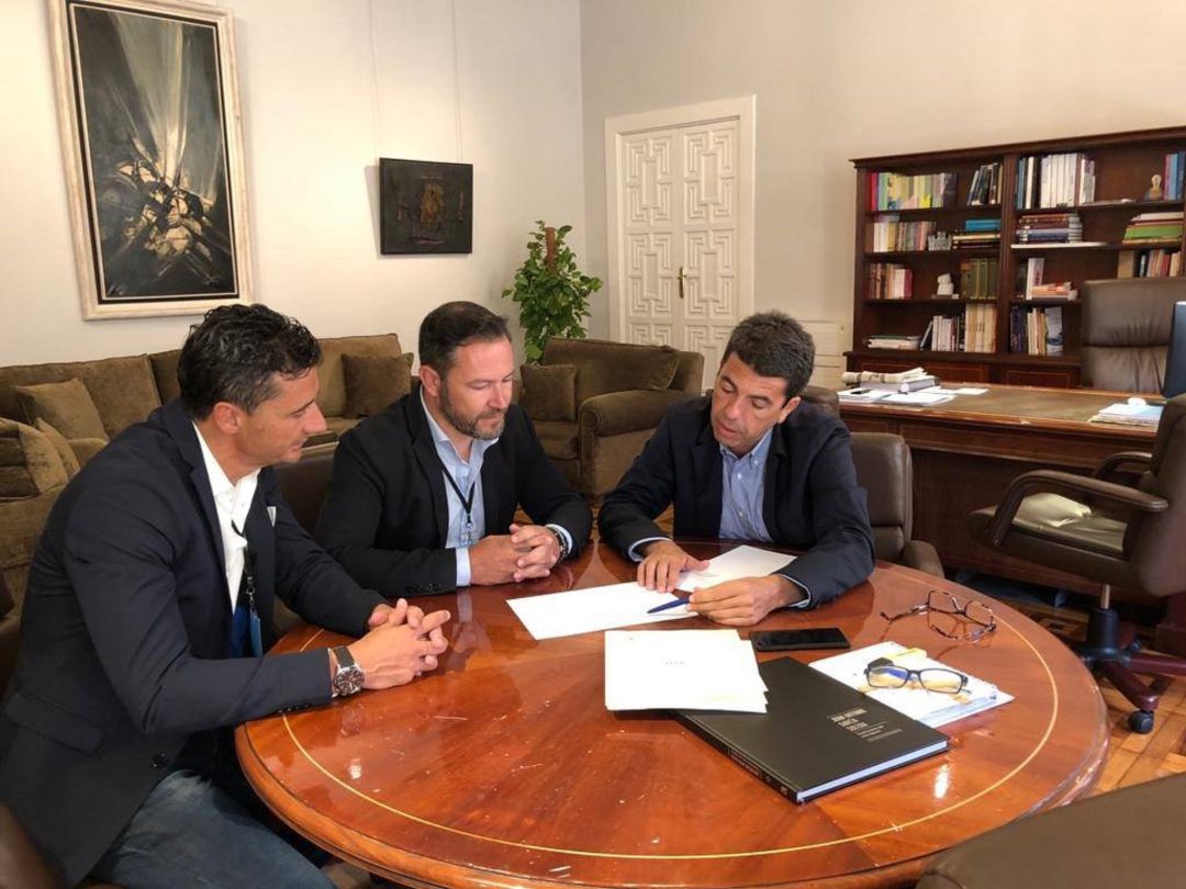 El PP de Elda junto al presidente de la Diputación de Alicante El PP de Elda junto al presidente de la Diputación de Alicante