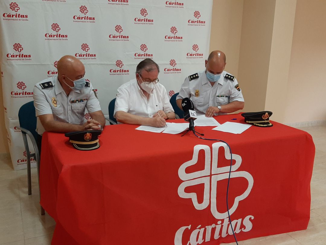 Firma del acuerdo entre Cáritas Gandia y la Policía Nacional Firma del acuerdo entre Cáritas Gandia y la Policía Nacional