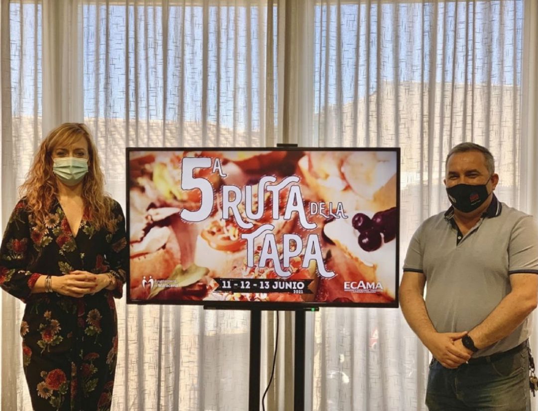 La concejala de comercio, Berta Linares y Miguel ángel Fernández, presidente de ECAMA durante la presentación de la Ruta de la Tapa La concejala de comercio, Berta Linares y Miguel ángel Fernández, presidente de ECAMA durante la presentación de la Ruta de la Tapa