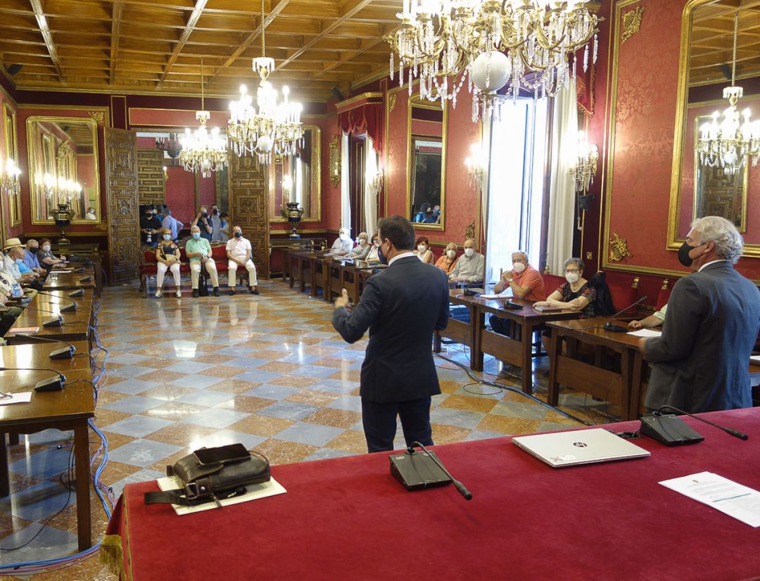 Consejo de Mayores reunido en el salón de plenos del Ayuntamiento de Granada con asistencia del equipo municipal de gobierno al completo: el alcalde Luis Salvador (en el uso de la palabra) y el concejal José Antonio Huertas, a la derecha de la imagen Consejo de Mayores reunido en el salón de plenos del Ayuntamiento de Granada con asistencia del equipo municipal de gobierno al completo: el alcalde Luis Salvador (en el uso de la palabra) y el concejal José Antonio Huertas, a la derecha de la imagen