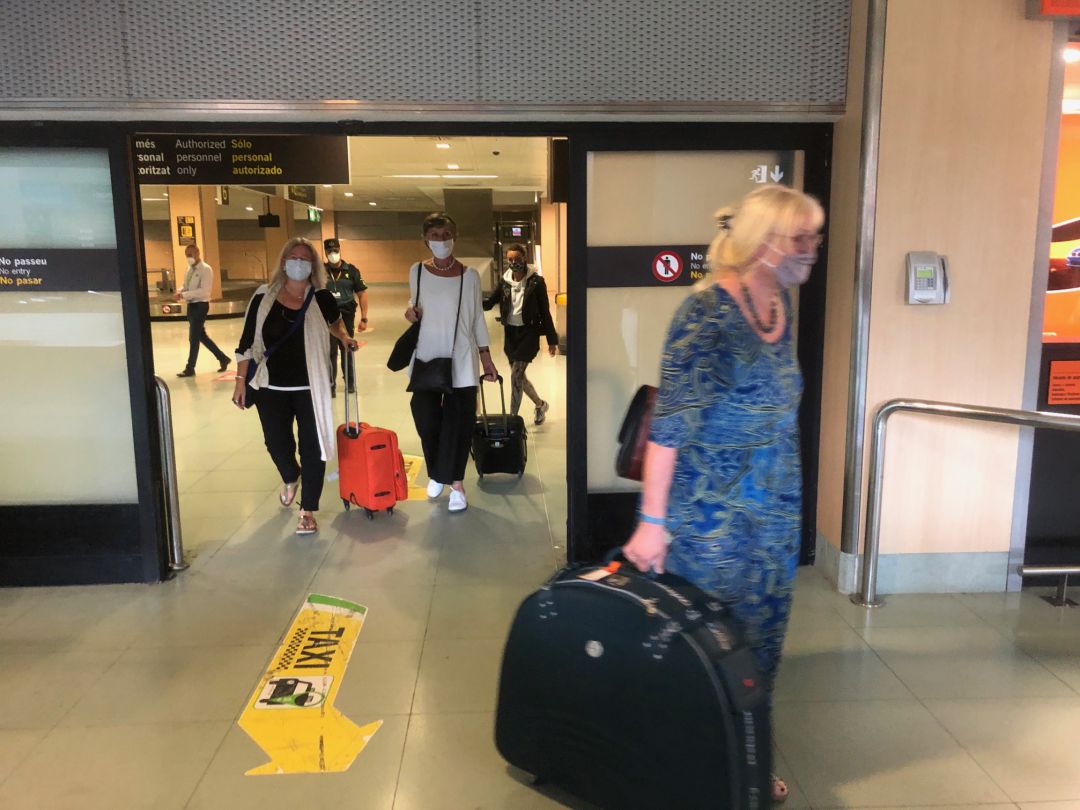 Imagen de archivo de un grupo de turistas llegando al Aeropuerto de Ibiza Imagen de archivo de un grupo de turistas llegando al Aeropuerto de Ibiza