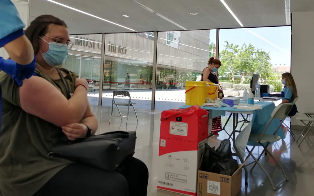 Una persona es vacunada en el Museo Íbero, nuevo punto de vacunación de la capital. Una persona es vacunada en el Museo Íbero, nuevo punto de vacunación de la capital.