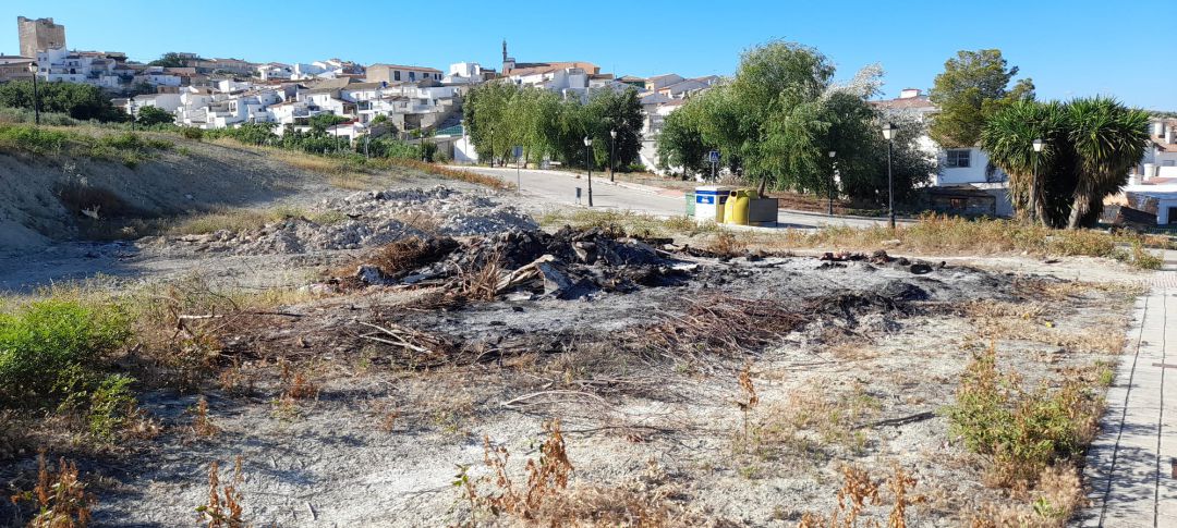 Escombros arrojados a la entrada de Higuera de Calatrava. Escombros arrojados a la entrada de Higuera de Calatrava.