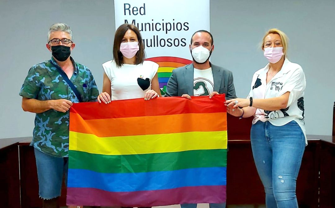 En el centro, la alcaldesa de Lopera, Isabel Uceda, y el presidente de la Red Estatal de Municipios Orgullosos, Manolo Rosado. En el centro, la alcaldesa de Lopera, Isabel Uceda, y el presidente de la Red Estatal de Municipios Orgullosos, Manolo Rosado.