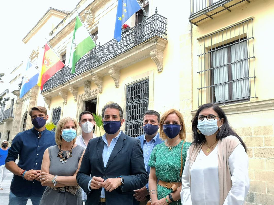Antonio Saldaña junto al resto de los concejales del PP este miércoles a las puertas del Ayuntamiento de Jerez Antonio Saldaña junto al resto de los concejales del PP este miércoles a las puertas del Ayuntamiento de Jerez