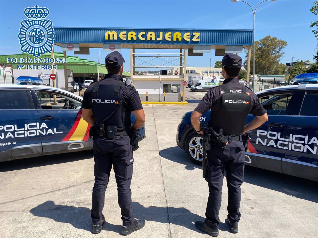 Patrulla de la Policía Nacional a las puertas de Mercajerez Patrulla de la Policía Nacional a las puertas de Mercajerez