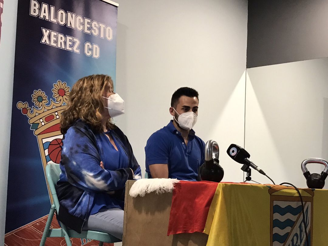Gabo Loaiza junto a la presidenta del club Antonia Beltrán Gabo Loaiza junto a la presidenta del club Antonia Beltrán