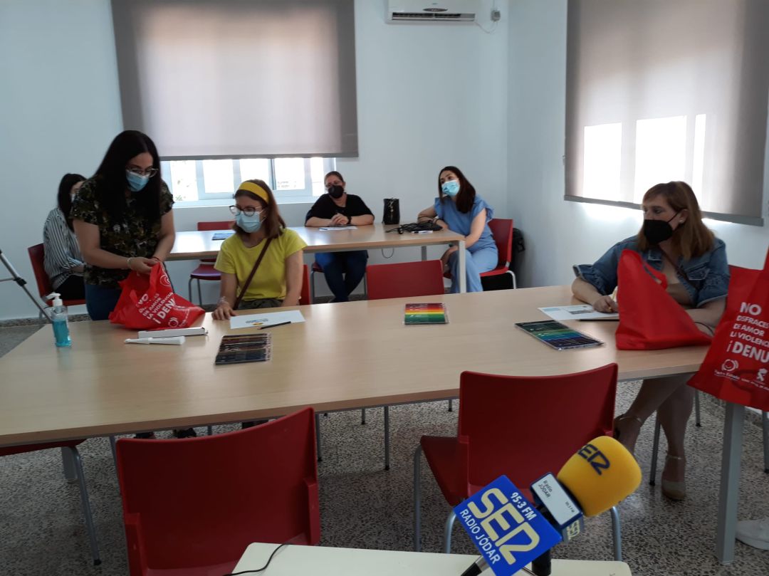 La concejala de Igualdad, Paqui Marcos, entrega el kit de promoción a las alumnas del taller La concejala de Igualdad, Paqui Marcos, entrega el kit de promoción a las alumnas del taller