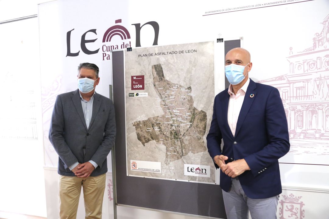 El concejal de Urbanismo y el alcalde han presentado el plan de asfaltado El concejal de Urbanismo y el alcalde han presentado el plan de asfaltado