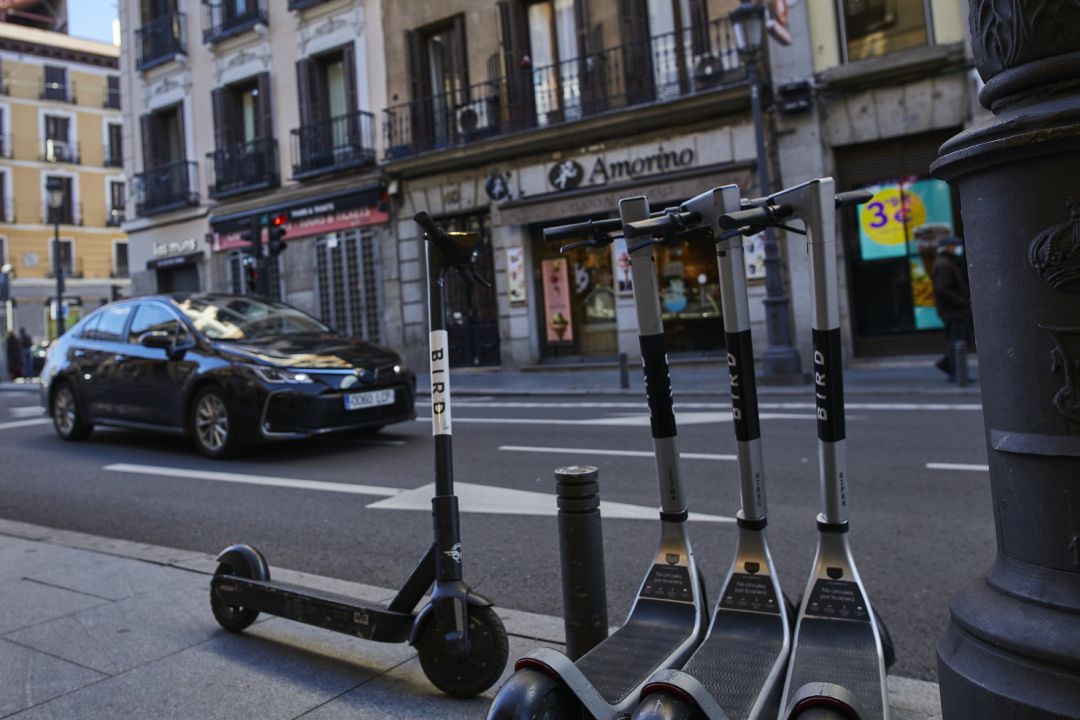 Varios patinetes eléctricos estacionados en el centro de Madrid. Varios patinetes eléctricos estacionados en el centro de Madrid.