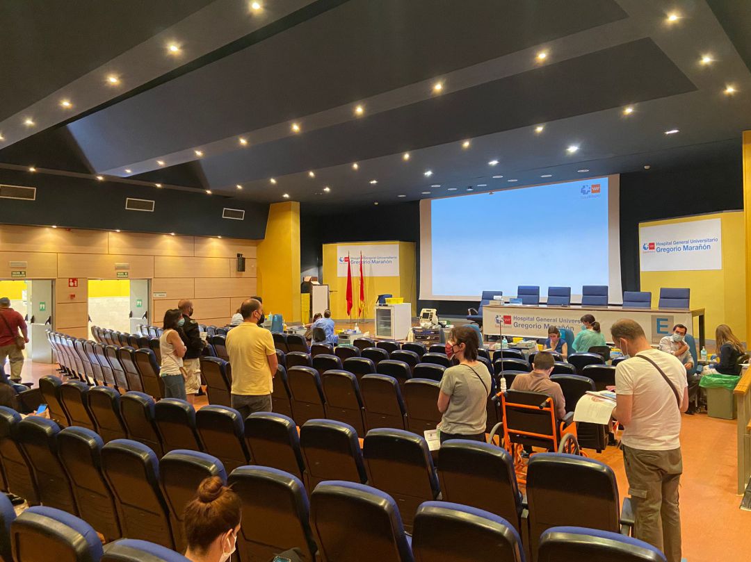 Decenas de personas reciben la vacuna en las instalaciones del Hospital Gregorio Marañón de Madrid. Decenas de personas reciben la vacuna en las instalaciones del Hospital Gregorio Marañón de Madrid.