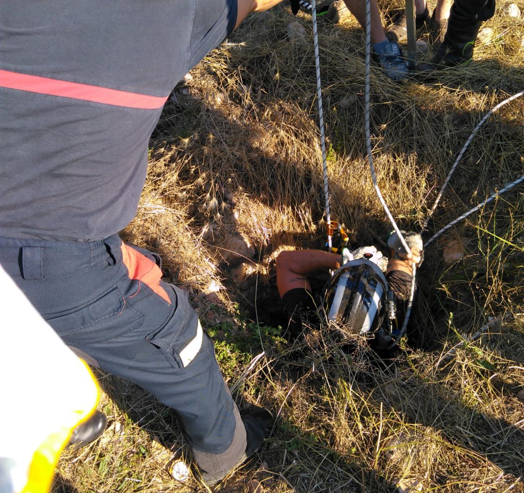 Rescatan a un hombre tras caer a un pozo de unos 5 metros en Fuente Álamo Rescatan a un hombre tras caer a un pozo de unos 5 metros en Fuente Álamo