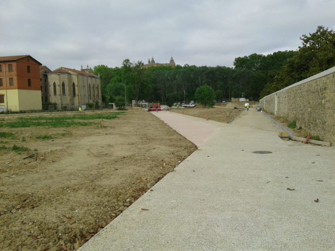 El aspecto urbano de la zona comprendida entre la Magdalena y el límite con Burlada, junto al instituto Irubide y la iglesia de Santiago en Pamplona está cambiando radicalmente con un nuevo parque y la urbanización junto a la avenida de Corella con nuevas rotondas y viales. El aspecto urbano de la zona comprendida entre la Magdalena y el límite con Burlada, junto al instituto Irubide y la iglesia de Santiago en Pamplona está cambiando radicalmente con un nuevo parque y la urbanización junto a la avenida de Corella con nuevas rotondas y viales.