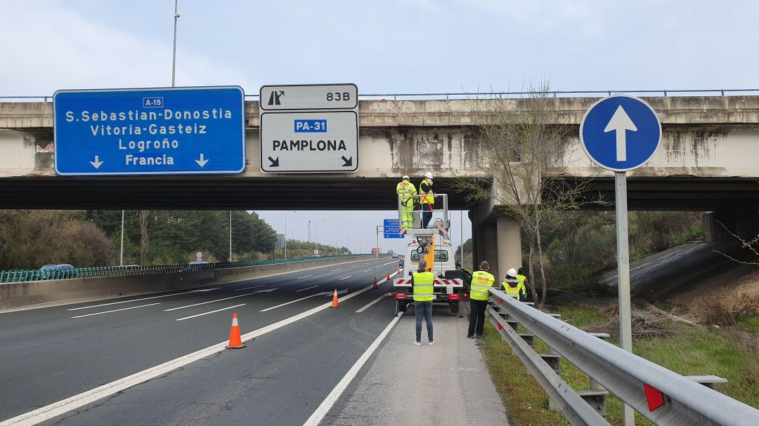 Obras Públicas reparará por emergencia el puente de la Ronda PA-30, próximo al Polígono de Talluntxe, al detectarse daños importantes en varias vigas Obras Públicas reparará por emergencia el puente de la Ronda PA-30, próximo al Polígono de Talluntxe, al detectarse daños importantes en varias vigas