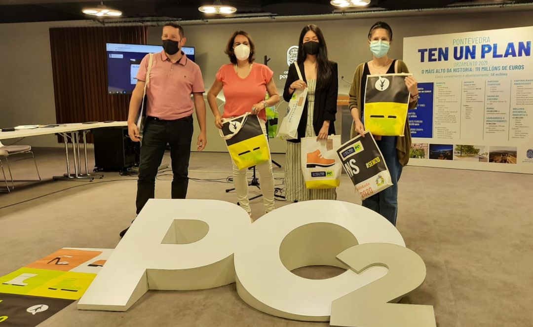 El Concello de Pontevedra convierte las lonas publicitarias en bolsas El Concello de Pontevedra convierte las lonas publicitarias en bolsas