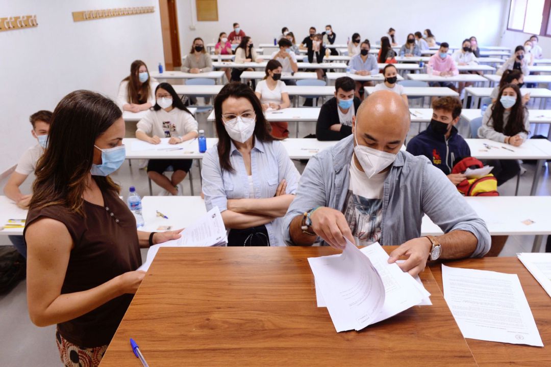 Estudiantes examinándose de la EBAU Estudiantes examinándose de la EBAU