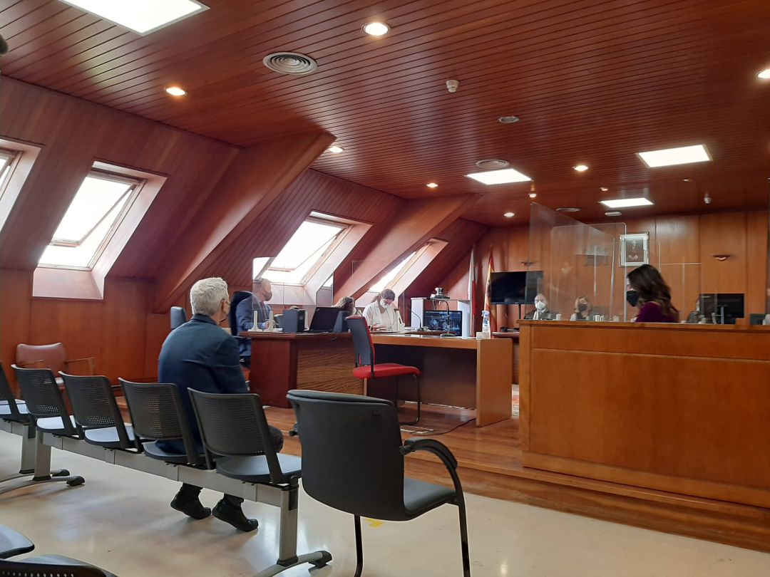 Acusado de abusar de las hijas menores de su pareja.
Acusado de abusar de las hijas menores de su pareja.