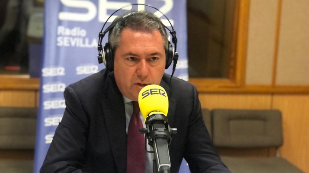 Juan Espadas, en los estudios de Radio Sevilla. Juan Espadas, en los estudios de Radio Sevilla.
