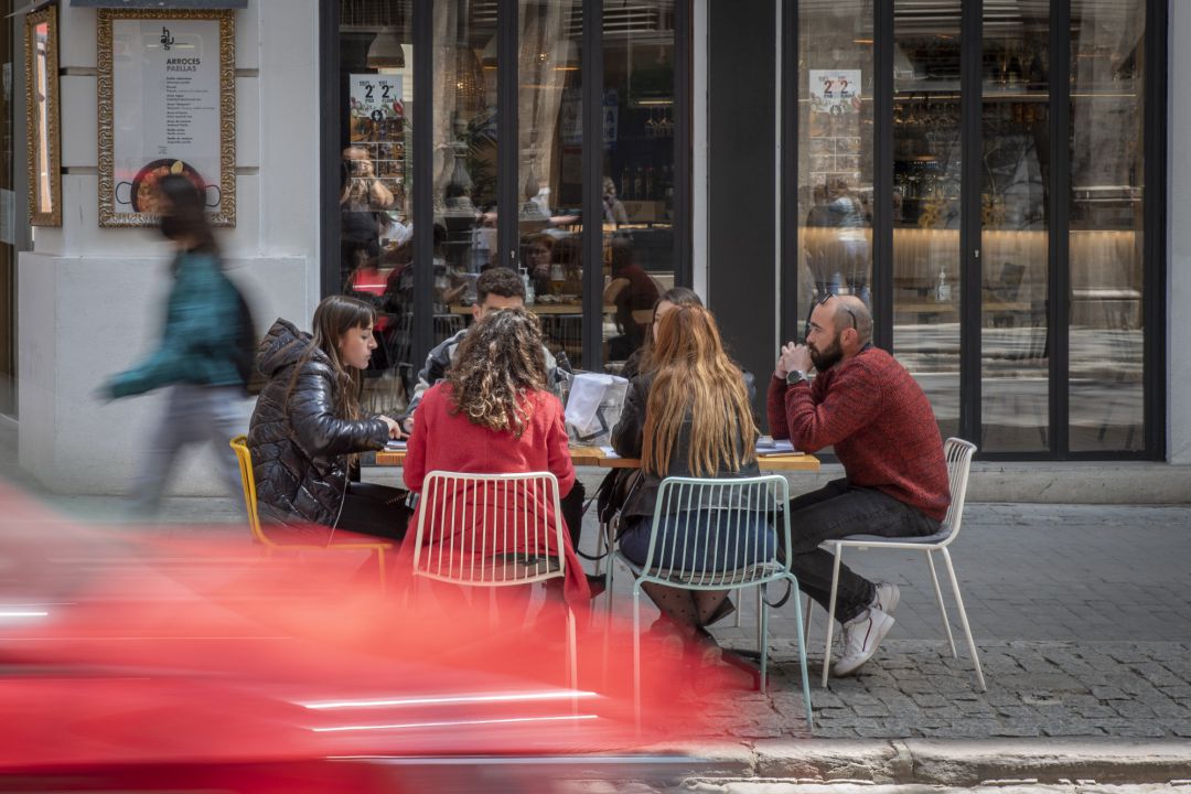 Archivo - Seis personas sentadas en una terraza en València Archivo - Seis personas sentadas en una terraza en València