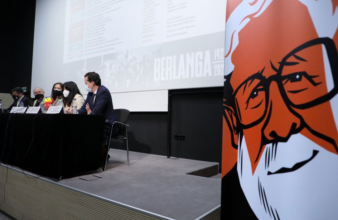 En primer plano, el cartel de L'Any Berlanga. Y en la mesa, de derecha a izquierda: el presidente de la FVMyP Rubén Alfaro, la directora general de Promoción Institucional, Fernanda Escribano, la Comisionada para el Año Berlanga, Rosana Pastor, el director general del IVC, Abél Guarinos; y el director general de la CVMC, Alfred Costa En primer plano, el cartel de L'Any Berlanga. Y en la mesa, de derecha a izquierda: el presidente de la FVMyP Rubén Alfaro, la directora general de Promoción Institucional, Fernanda Escribano, la Comisionada para el Año Berlanga, Rosana Pastor, el director general del IVC, Abél Guarinos; y el director general de la CVMC, Alfred Costa